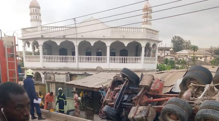 One dead instantly as trailer loaded with cement overturns at Inchaban Police barrier (photos)