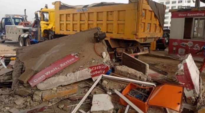 Tipper truck crash into Tema tollbooth; two attendants reportedly dead (video)