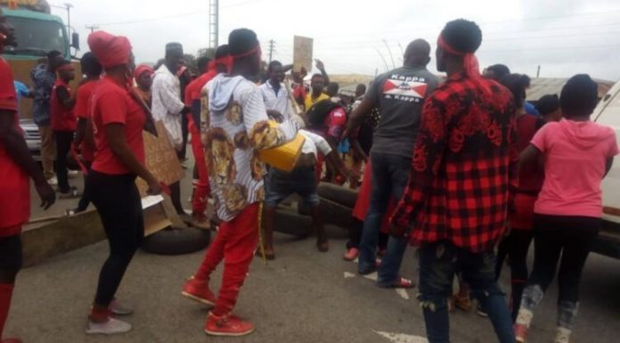 GPRTU Members Demonstrates Over Wretched Roads In Shama, Causing Heavy Traffic.